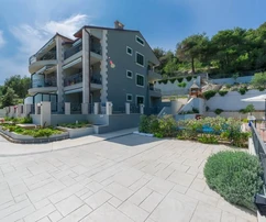 Hvar, Milna, casa di appartamenti con piscina, superficie totale 1044 m²