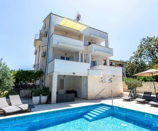 Apartmentvilla zum Verkauf in Okrug in unmittelbarer Nähe zum Meer in Kroatien