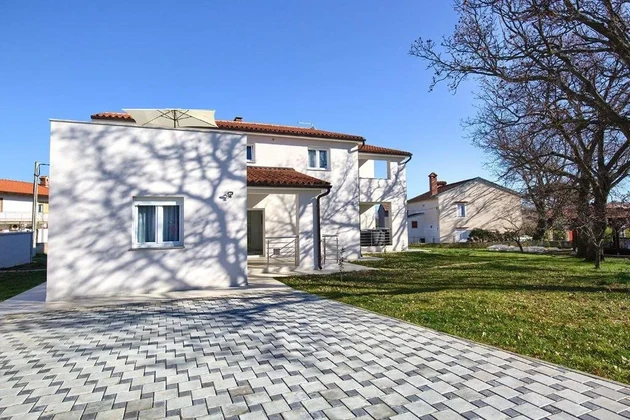 Pěkný dům se třemi prostornými apartmány a zahradou, Istrie, Ližnjan.
