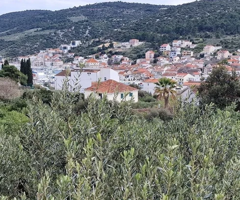 <p>Marina, építési telek 974 m2, közel a központhoz, villany, víz, aszfaltút</p>