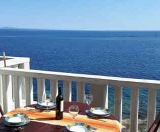 Splendida casa fronte mare con tre appartamenti in vendita