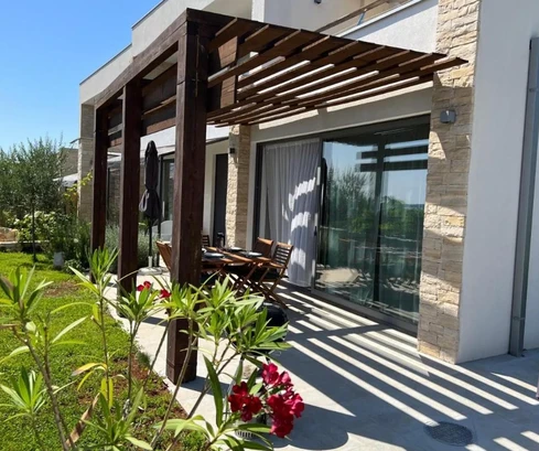 Moderna villa bifamiliare con piscina in vendita vicino al mare a Dignano in Croazia