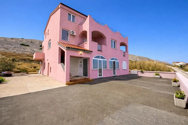 Pag, Vodice, dom s 5 apartmánmi na skvelom mieste