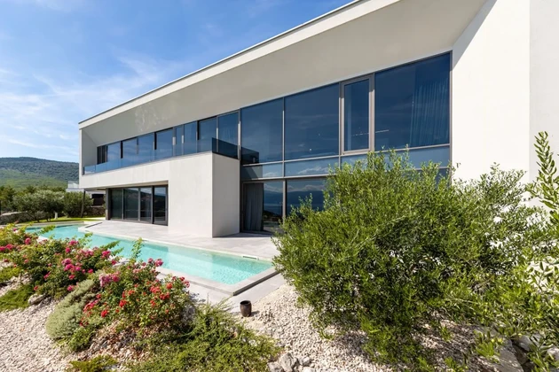 EXCLUSIVE VILLA WITH SEA VIEW AND POOL, 300 M FROM THE BEACH!
