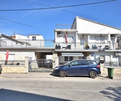 Casa de cinco apartamentos disponible en Vodice para la compra
