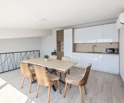 Pag, Povljana, 1. sor a tengerhez, bútorozott penthouse, 95 m²