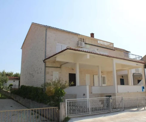 Prostorný apartmánový dům na prodej na ostrově Brač ve Splitské v Chorvatsku