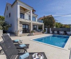 Villa de lujo con piscina y vistas al mar en Solta
