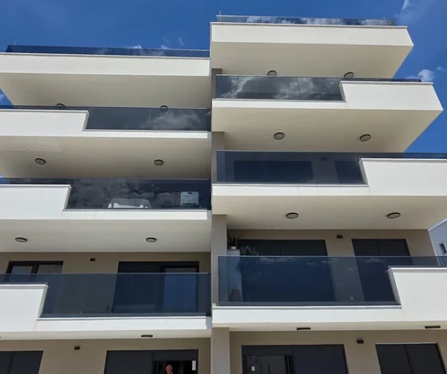 Okrug, appartamento con 3 camere da letto 95 m² + giardino 70 m², edificio nuovo con piscina, arredato
