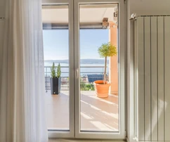 Crikvenica, dom so štyrmi apartmánmi, bazénom, zabehnutým turistickým prenájmom s výhľadom na more