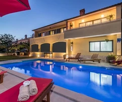 Istria, Svetvinčenat – Dom z dwoma przestrzeniami mieszkalnymi i basenem