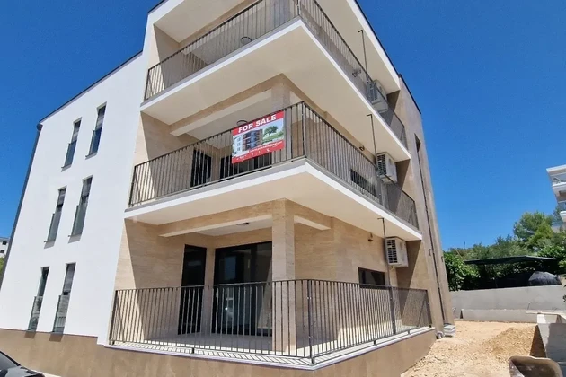 Rogoznica, casa de apartamentos de 449 m2, con 3 apartamentos de 124 m2, piscina, obra nueva.