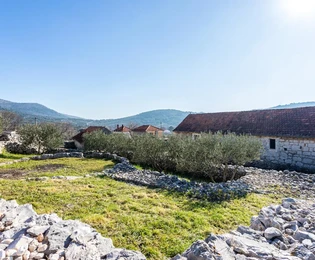 Autentyczne gospodarstwo z kilkoma budynkami na sprzedaż w Marinie w Chorwacji