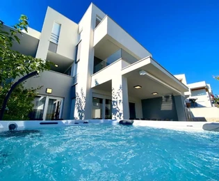 Moderno apartamento dúplex con vista panorámica al mar, 179m2