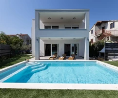 Casa indipendente con piscina disponibile a Kaštela per l'acquisto in Croazia