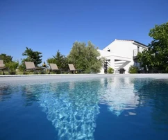 Moderna villa con piscina y amplio jardín en venta en Croacia