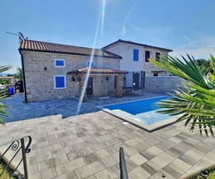 NUOVA CASA IN PIETRA CON PISCINA E GIARDINO CURATO!
