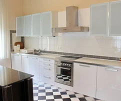 Amplio apartamento de tres dormitorios en venta en el centro de Opatija, Croacia
