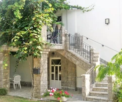 SAMOSTOJEĆA KUĆA SA ŠEST STAMBENIH JEDINICA I POGLEDOM NA MORE!