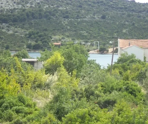 <p>Marina, Vinišće, terreno edificabile 1650 m2, a 130 metri dal mare</p>