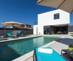 Istria, Pula: Modern villa in quiet surroundings