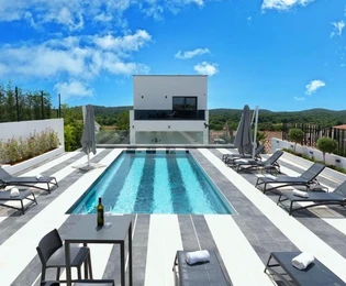 Piękna nowoczesna willa w przestronnym ogrodzie z basenem i widokiem na morze, Sveti Lovreč, ISTRIA