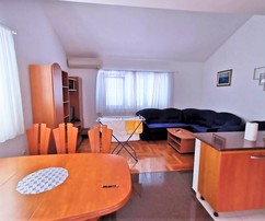 Propiedad de uso dual en Rogoznica cerca del centro y del mar