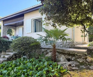 MAISON INDIVIDUELLE DANS UN EMPLACEMENT EXCLUSIF, PREMIÈRE LIGNE SUR LA MER !