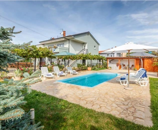 Casa bifamiliare con piscina disponibile a Pola in Croazia