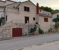 Brač, Pučišća, kamenný dům