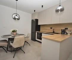 Modern, bútorozott, két hálószobás, 76,56 m²-es tengerre néző lakás