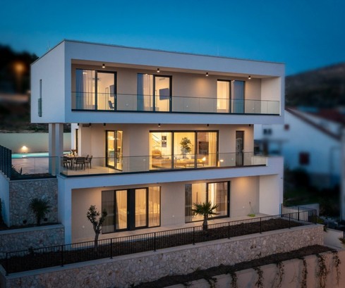 Luxusvilla mit vier Etagen in Meeresnähe in Trogir zu verkaufen