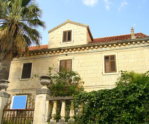 Casa in pietra di Brac da ristrutturare con vista mare e ampio terreno