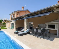 Isztria, Kanfanar – Tágas otthon medencével eladó
