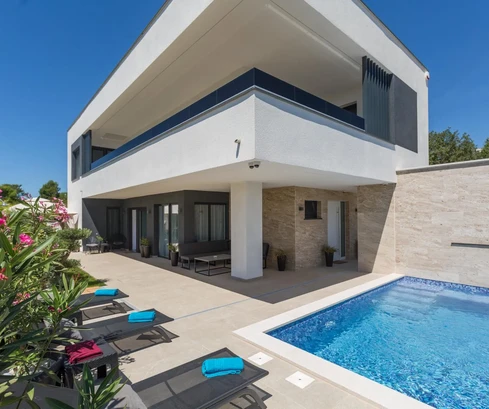 Moderní vila s bazénem na prodej v Medulinu v Chorvatsku