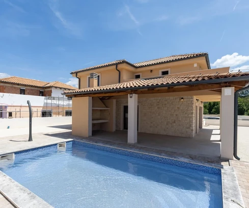 Istrien, Svetvinčenat: Moderne Villa mit Pool, Neubau, Juršići
