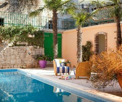 Romantikus középkori palota a Hvar-szigeten