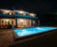 Istria, Poreč: Villa rústica de piedra con piscina en venta