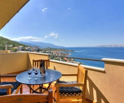 Senj, casa con cuatro apartamentos y piscina, 346 m²