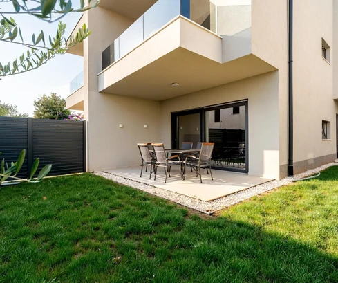 Zadar, Kozino, elegante apartamento de dos dormitorios con jardín cerca del mar