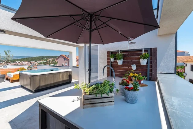 Maison moderne à vendre avec vue sur la mer à Okrug en Croatie