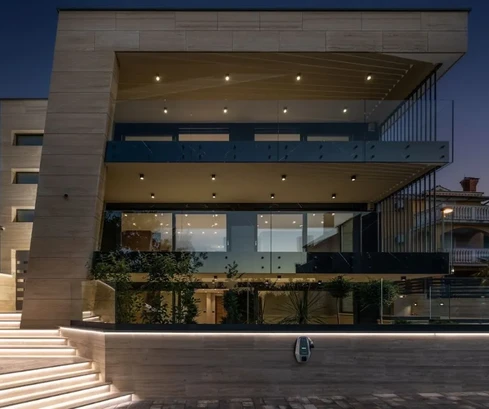 EXKLUZÍVNY PENTHOUSE S PANORAMATICKÝM VÝHĽADOM NA MORE A BAZÉNOM, NA ATRAKTÍVNOM MIESTE, 80 M OD PLÁŽE!