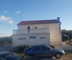 Trogir, Plano, zwei Häuser mit 3 Garagen, auf 2100 m2 Grundstück