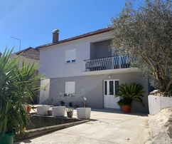 Zadar, Kali, beautiful house near the sea with two separate apartments