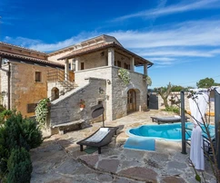 Istria, Sveti Petar – Auténtica villa de piedra con piscina en venta