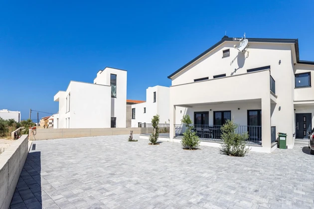Casa independiente con tres apartamentos en venta en Podstrana, Croacia