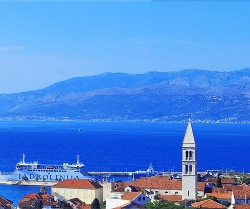 Moderne Wohnungen mit Meerblick auf Brač stehen zum Verkauf