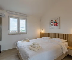 Moderný dom s bazénom na predaj v Svetvinčenate v Chorvátsku