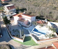 Casa con piscina disponibile per l'acquisto a Čista Mala