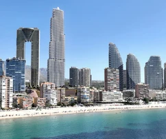Luxus tengerparti felhőkarcoló panorámás kilátással Benidormban